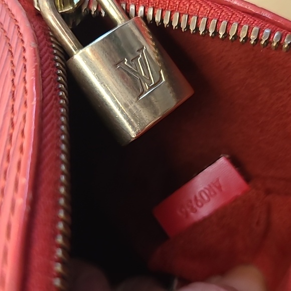 LOUIS VUITTON VINTAGE 1996 RED EPI ALMA BAG,LOUIS VUITTON LOCK/KEY #340 DUST BAG - Picture 15 of 17